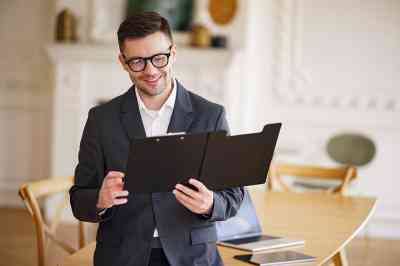 Mann hält Dokumentenmappe - © muse studio - Adobe Stock.com