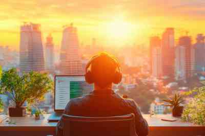 Mann mit Laptop und Skyline - © nunoi - stock.adobe.com