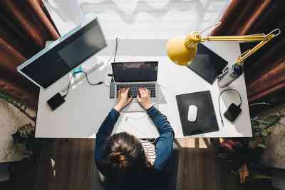 Frau sitzt im Homeoffice beim Schreibtisch und arbeitet am Laptop - © phpetrunina14 - stock.adobe.com